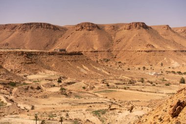 Chenini, Tunus 'un güneyindeki Tataouine bölgesinde yıkılmış bir Berberi köyüdür.