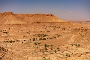 Chenini, Tunus 'un güneyindeki Tataouine bölgesinde yıkılmış bir Berberi köyüdür.
