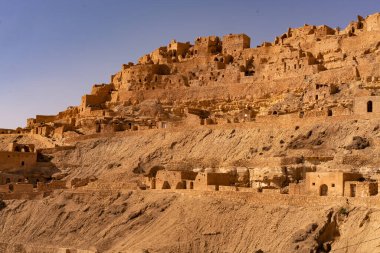 Chenini, Tunus 'un güneyindeki Tataouine bölgesinde yıkılmış bir Berberi köyüdür.