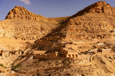 Chenini, Tunus 'un güneyindeki Tataouine bölgesinde yıkılmış bir Berberi köyüdür.