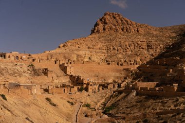 Chenini, Tunus 'un güneyindeki Tataouine bölgesinde yıkılmış bir Berberi köyüdür.