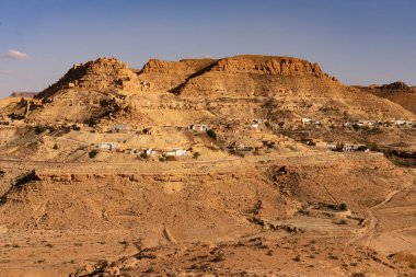 Chenini, Tunus 'un güneyindeki Tataouine bölgesinde yıkılmış bir Berberi köyüdür.