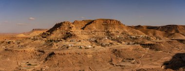Chenini, Tunus 'un güneyindeki Tataouine bölgesinde yıkılmış bir Berberi köyüdür.