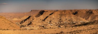 Chenini, Tunus 'un güneyindeki Tataouine bölgesinde yıkılmış bir Berberi köyüdür.