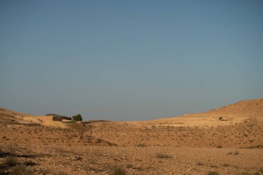 Chenini, Tunus 'un güneyindeki Tataouine bölgesinde yıkılmış bir Berberi köyüdür.