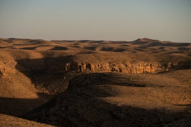 Chenini, Tunus 'un güneyindeki Tataouine bölgesinde yıkılmış bir Berberi köyüdür.
