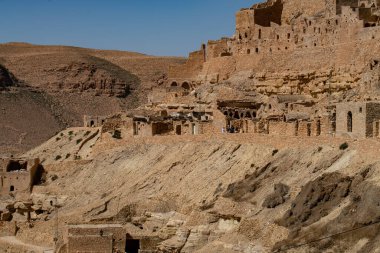 Chenini, Tunus 'un güneyindeki Tataouine bölgesinde yıkılmış bir Berberi köyüdür.