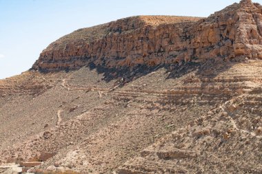 Chenini, Tunus 'un güneyindeki Tataouine bölgesinde yıkılmış bir Berberi köyüdür.