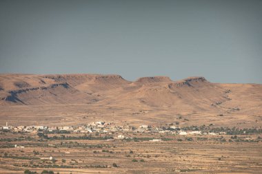 Chenini, Tunus 'un güneyindeki Tataouine bölgesinde yıkılmış bir Berberi köyüdür.