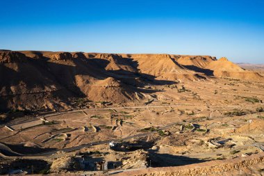 Chenini, Tunus 'un güneyindeki Tataouine bölgesinde yıkılmış bir Berberi köyüdür.