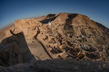 Chenini, Tunus 'un güneyindeki Tataouine bölgesinde yıkılmış bir Berberi köyüdür.