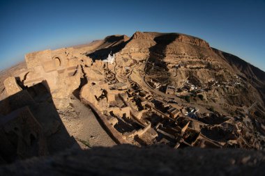 Chenini, Tunus 'un güneyindeki Tataouine bölgesinde yıkılmış bir Berberi köyüdür.
