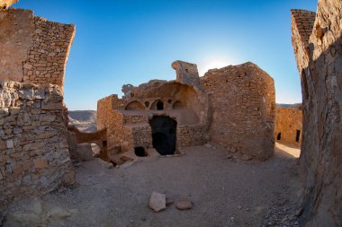 Chenini, Güney Tunus 'un Tataouine ilçesine bağlı harabe bir Berber köyüdür. 