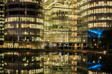 Paris, geceleri La Defans