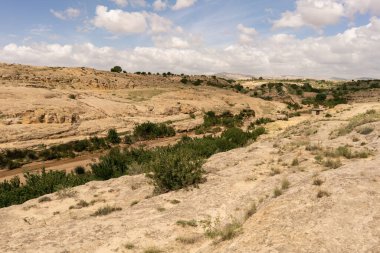Oeslatia 'ya hoş geldiniz. Djebel ousselat ve djebel serj arasında bir düzlük merkezi