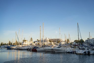 Port El Kantaoui, Sousse, Tunus yakınlarındaki marina turizm sitesi.