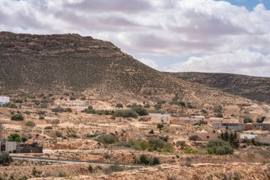 Djebel Dahar Güney Tunus 'ta. Alçak kumtaşı dağ zinciri .