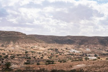 Djebel Dahar Güney Tunus 'ta. Alçak kumtaşı dağ zinciri .
