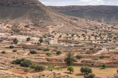 Djebel Dahar Güney Tunus 'ta. Alçak kumtaşı dağ zinciri .