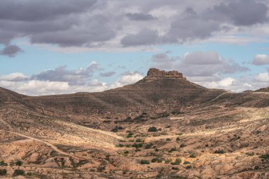 Djebel Dahar Güney Tunus 'ta. Alçak kumtaşı dağ zinciri .