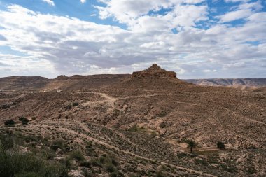 Djebel Dahar Güney Tunus 'ta. Alçak kumtaşı dağ zinciri .