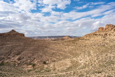 Djebel Dahar Güney Tunus 'ta. Alçak kumtaşı dağ zinciri .