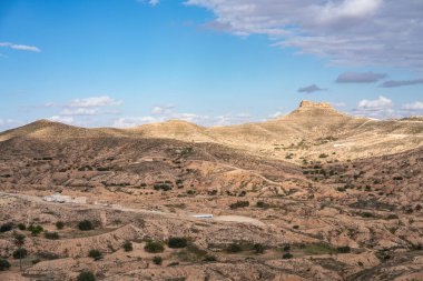 Djebel Dahar Güney Tunus 'ta. Alçak kumtaşı dağ zinciri .