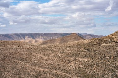 Djebel Dahar Güney Tunus 'ta. Alçak kumtaşı dağ zinciri .