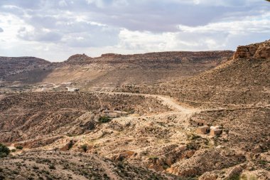 Djebel Dahar Güney Tunus 'ta. Alçak kumtaşı dağ zinciri .