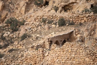 Djebel Dahar Güney Tunus 'ta. Alçak kumtaşı dağ zinciri .