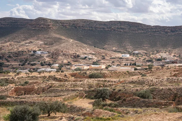 Djebel Dahar Güney Tunus 'ta. Alçak kumtaşı dağ zinciri .