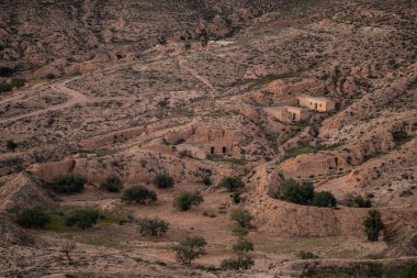 Djebel Dahar Güney Tunus 'ta. Alçak kumtaşı dağ zinciri .