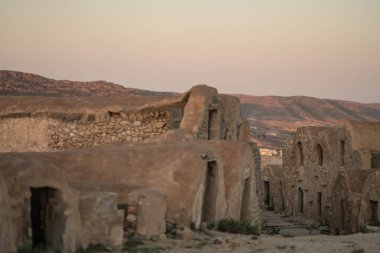 Djebel Dahar Güney Tunus 'ta. Alçak kumtaşı dağ zinciri .