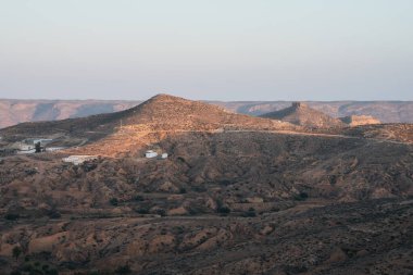 Djebel Dahar Güney Tunus 'ta. Alçak kumtaşı dağ zinciri .