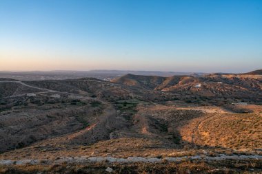 Djebel Dahar Güney Tunus 'ta. Alçak kumtaşı dağ zinciri .