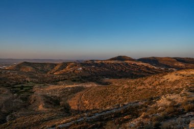 Djebel Dahar Güney Tunus 'ta. Alçak kumtaşı dağ zinciri .
