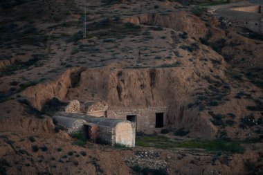 Djebel Dahar Güney Tunus 'ta. Alçak kumtaşı dağ zinciri .