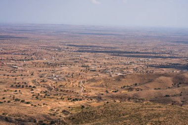 Djebel Dahar Güney Tunus 'ta. Alçak kumtaşı dağ zinciri .
