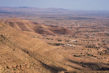 Djebel Dahar Güney Tunus 'ta. Alçak kumtaşı dağ zinciri .