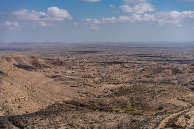 Djebel Dahar Güney Tunus 'ta. Alçak kumtaşı dağ zinciri .