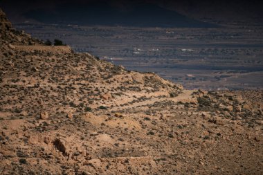 Djebel Dahar Güney Tunus 'ta. Alçak kumtaşı dağ zinciri .