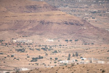 Djebel Dahar Güney Tunus 'ta. Alçak kumtaşı dağ zinciri .