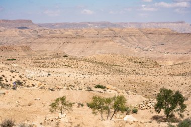 Djebel Dahar Güney Tunus 'ta. Alçak kumtaşı dağ zinciri .