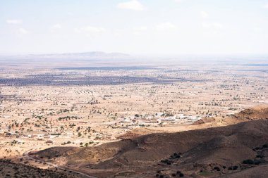 Djebel Dahar Güney Tunus 'ta. Alçak kumtaşı dağ zinciri .