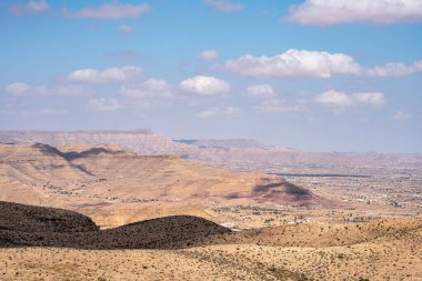 Djebel Dahar Güney Tunus 'ta. Alçak kumtaşı dağ zinciri .