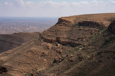 Djebel Dahar Güney Tunus 'ta. Alçak kumtaşı dağ zinciri .