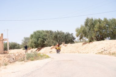 Djebel Dahar Güney Tunus 'ta. Alçak kumtaşı dağ zinciri .