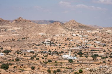 Djebel Dahar Güney Tunus 'ta. Alçak kumtaşı dağ zinciri .