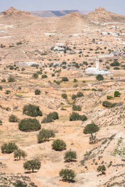 Djebel Dahar Güney Tunus 'ta. Alçak kumtaşı dağ zinciri .