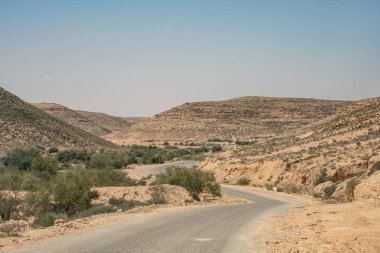 Djebel Dahar Güney Tunus 'ta. Alçak kumtaşı dağ zinciri .